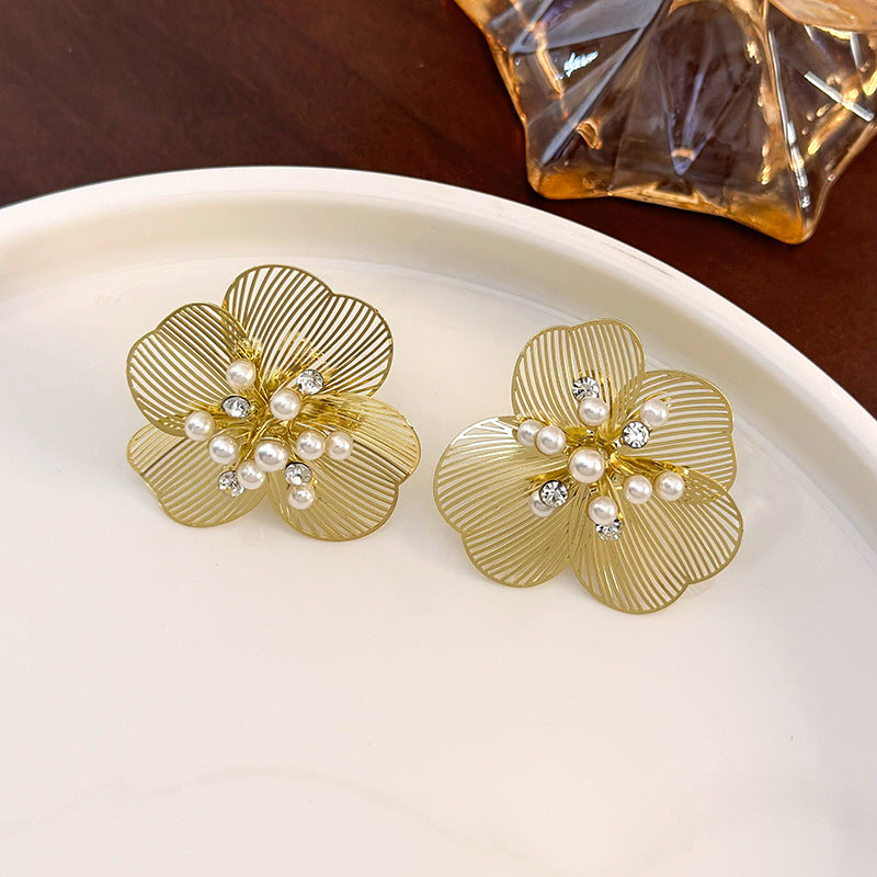 1 Pair Vintage Style Flower Alloy Ear Studs By Trendy Jewels